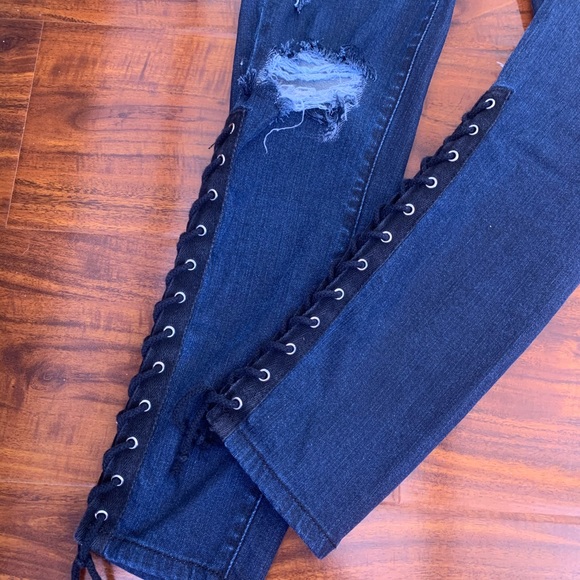 LF CARMAR High Rise Side Lace Distressed Jeans 26 - Picture 6 of 8